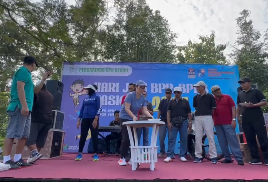 PERBARINDO DPK KEDIRI MENGADAKAN EVENT AEROBIC DANCE DAN FUN WALK PERINGATAN HARI JADI BPR BPRS NASI